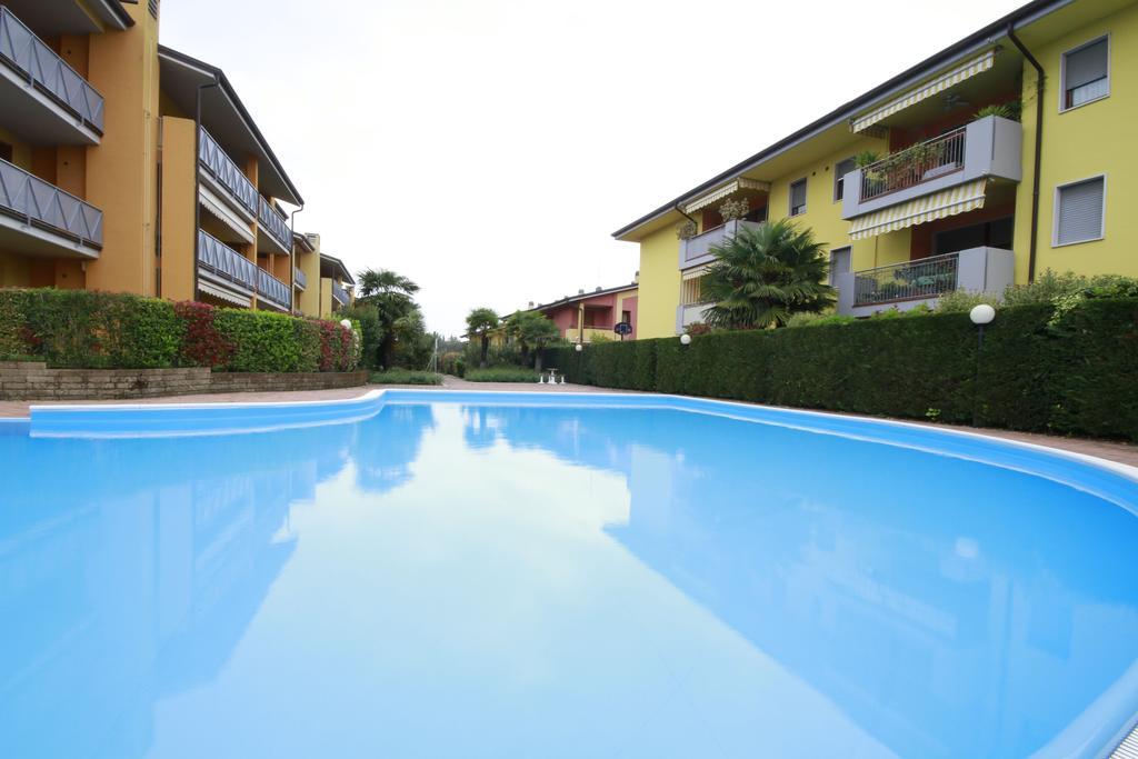 デセンツァーノ・デル・ガルダLuminoso Trilocale Con Piscina E Giardino Privatoアパートメント エクステリア 写真